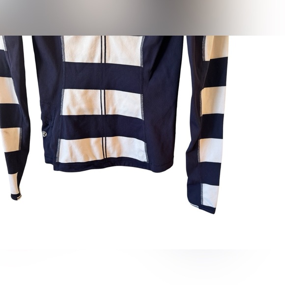 Lululemon Run: Switch Back Long Sleeve  Size 4 - Picture 8 of 13